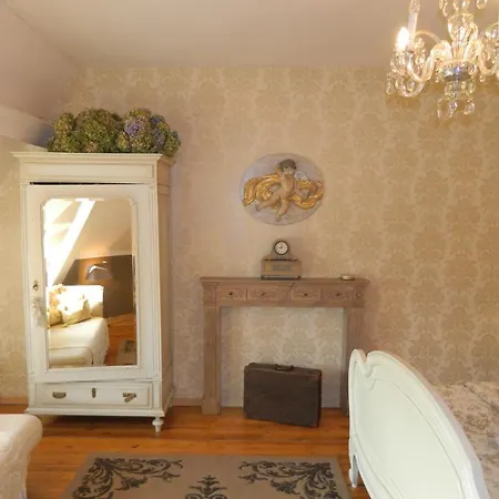 Le Manoir Ivoire Bed & Breakfast 4*